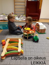 Kaksi lasta keskustelee lelujen keskellä: teksti kuvan päällä "lapsella on oikeus leikkiä.