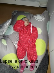 Lapsi nukkuu kuvassa: teksti kuvan päällä "lapsella on oikeus hyvään uneen".