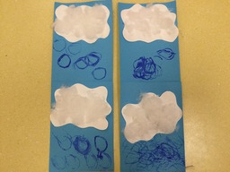 Lasten tekemiä kuvataidetöitä sadepilvistä: paperia ja vanua.