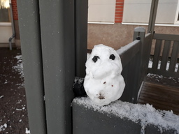Pikkuinen lumiukko rakennettu kiipeilytelineen tasolle.
