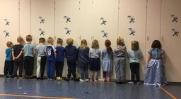 Monta lasta seisoo rivissä vierekkäin kaappien edessä.
