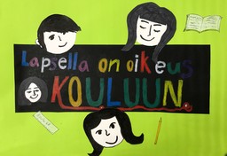 Oppilaiden tekemä lasten oikeuksien juliste, jossa lukee: Lapsella on oikeus kouluun,