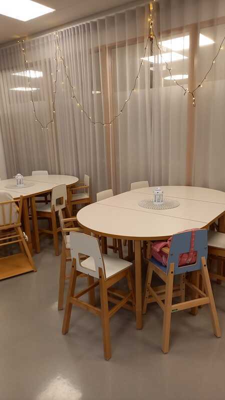 Kaksi pöytää jonka ympärillä tuoleja.