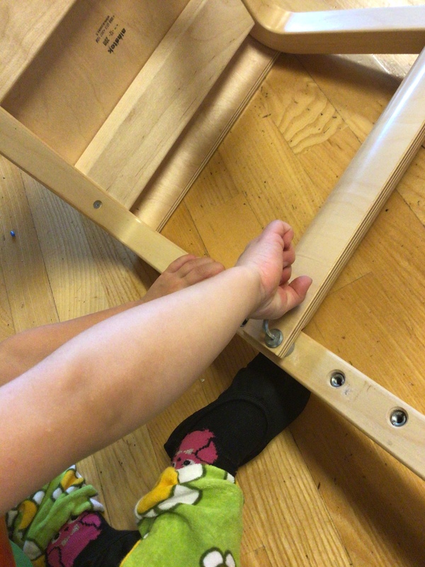 Ruokatuoli, jonka jalantuen lapsi säätää itselleen sopivaksi.
