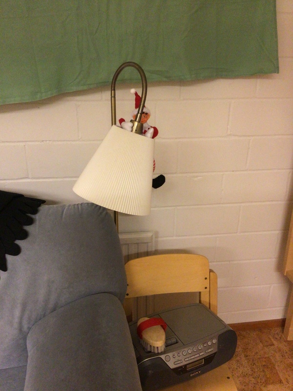 Minni-tontti roikkuu nukkarin jalkalampussa.