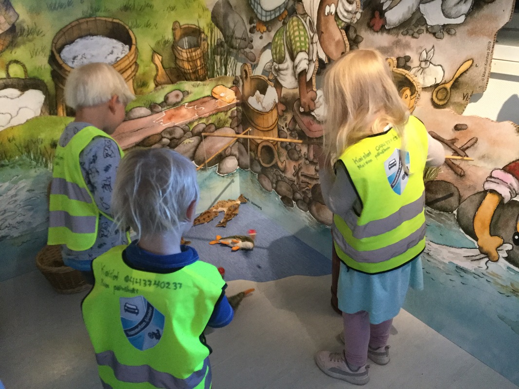 Kaislojen lapset museo-retkellä.