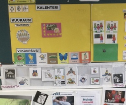 Kalenteri, jossa viikonpäivät, kuukaudet sekä päivän ohjelma kuvina.