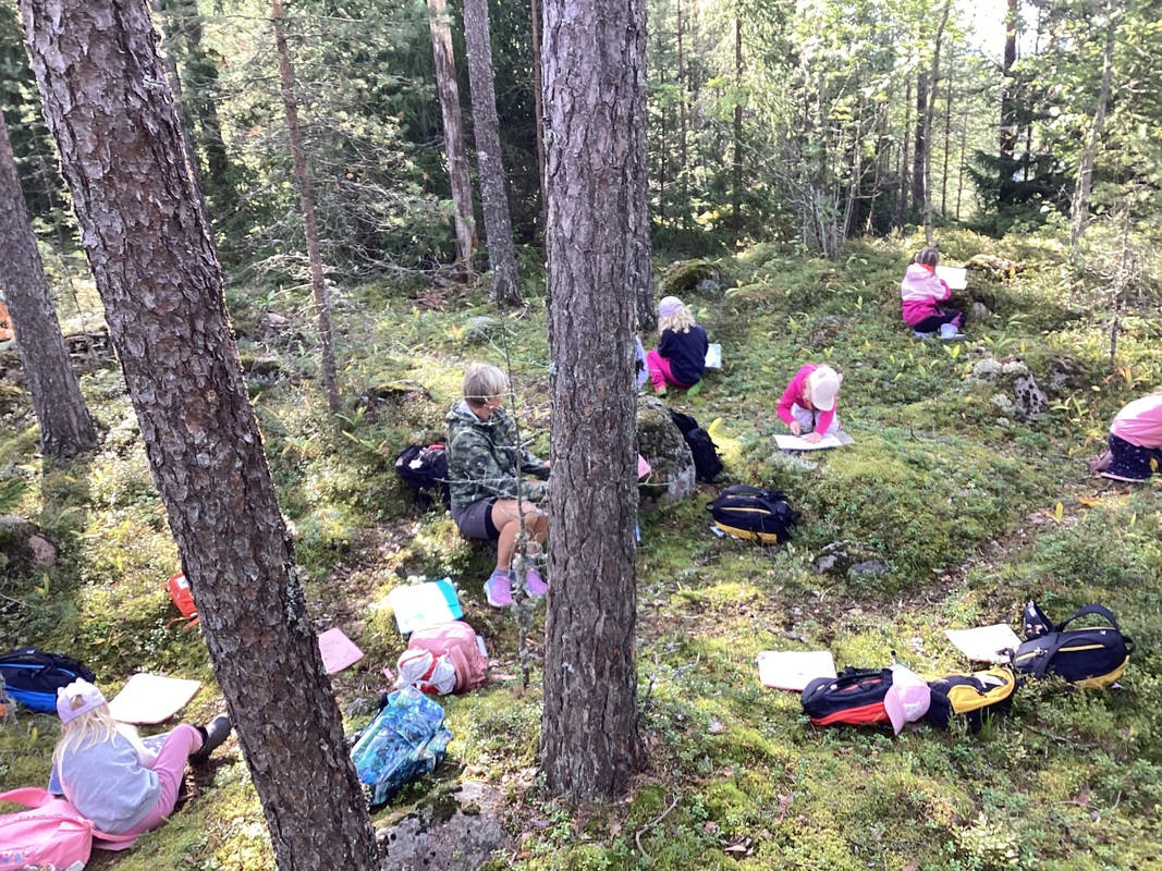 Ma 18.8. Metsäretkellä lapset piirsivät hiilellä itselle mieluisia asioita metsästä
