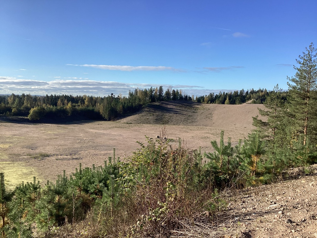 Ma 29.9. Metsäretken eväspaikka -katselimme maisemaa kiikareilla