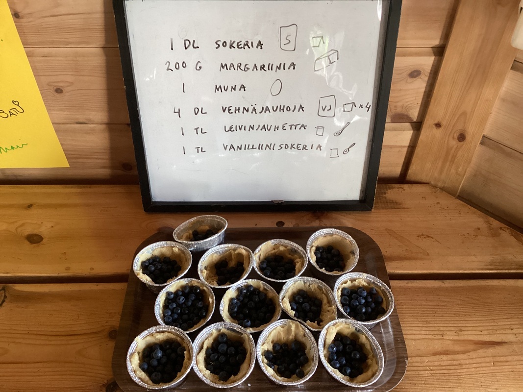 Pe 15.8. Mustikkapiirakat paistettiin retkiuunissa. Taikina oli ohjeen mukainen.