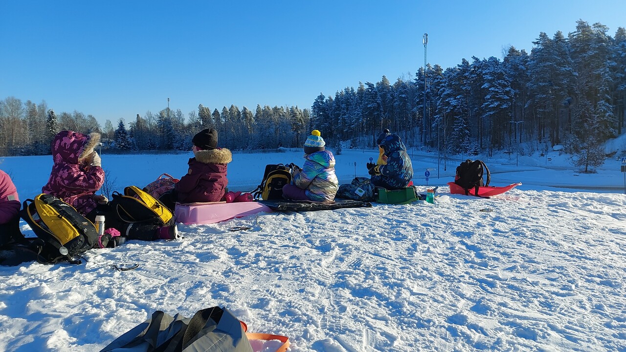 Pe 13.2. kävimme laskemassa mäkeä ja söimme eväitä
