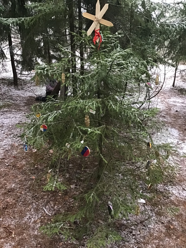Teimme joulukoristeita ma 14. ja ti 15.12.