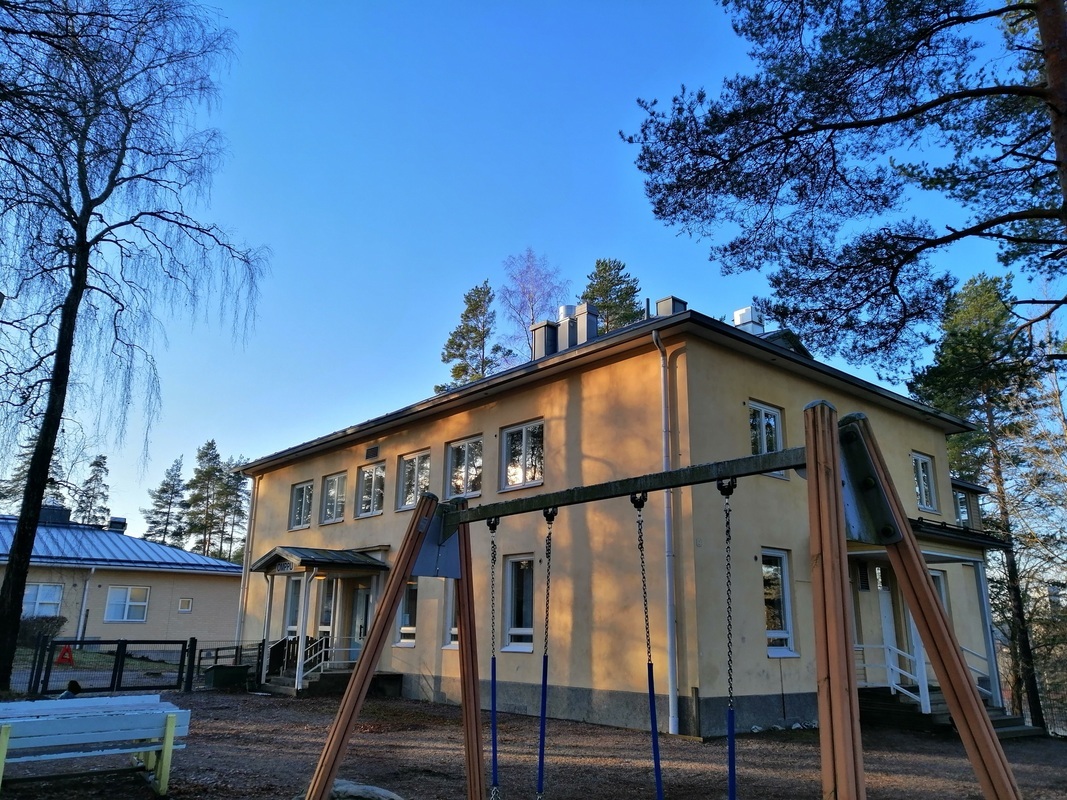 Päiväkoti kuvattuna pihalta.