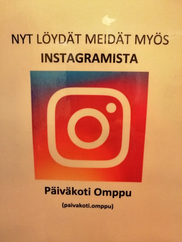 Instagramin logo. Logon yläpuolella lukee ”Nyt löydät meidät myös Instagramista”  ja logon ala puolella ”Päiväkoti Omppu (paivakoti.omppu)”