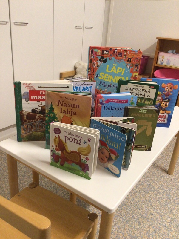 Erilaisia lastenkirjoja.