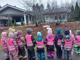 Lapset katsomassa pingviinejä.