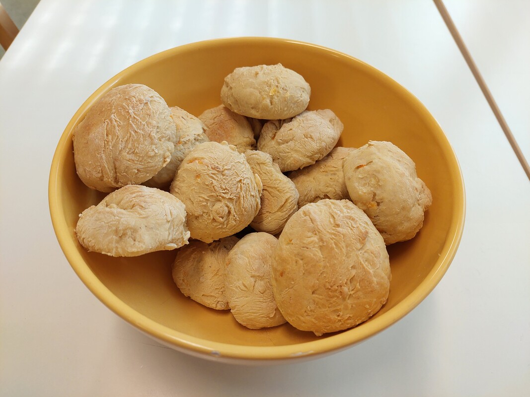 Keltainen kulho jossa sämpylöitä.