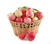 Kuvassa korillinen omenoita. Kuvaa klikkaamalla pääset näkemään Lohjan kaupungin päiväkotien ruokalistan.