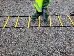 Lapsi juoksee tikapuita.