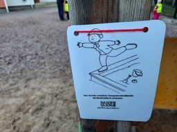 Mallikuva ja ohje tasapainoilusta hiekkalaatikon reunalla.