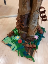 Lähikuva puun juuresta.