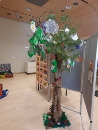 Kuvassa askarreltu puu.