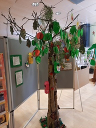 Kuvassa askarreltu puu toisesta suunnasta.