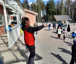 Punaliivinen henkilö vetää jumppaa yleisölle.