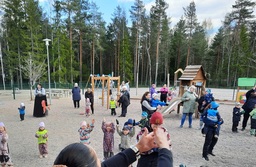 Ihmisiä päiväkodin pihalla.