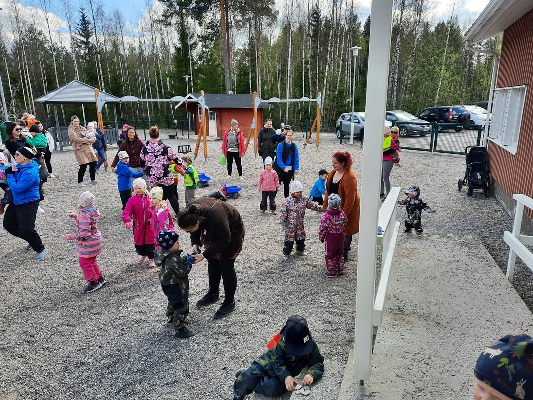Ihmisiä pihalla liikkumassa.