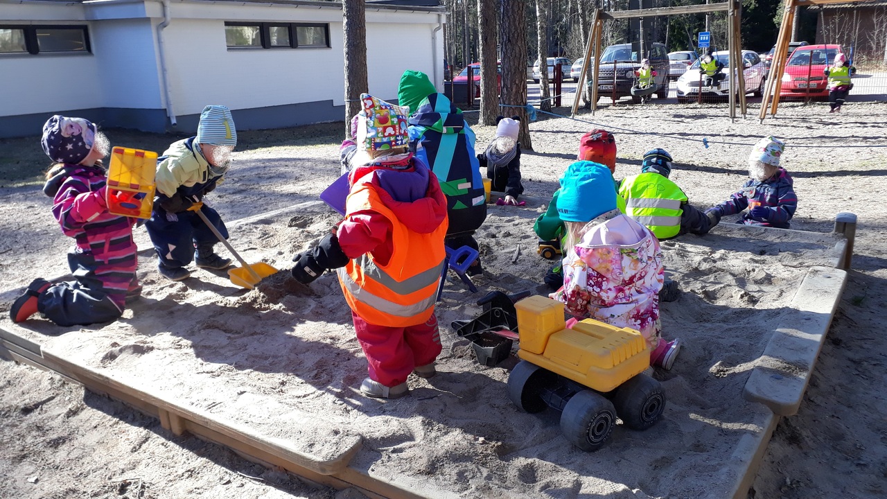 Talven jäljiltä riittää vilinää hiekkalaatikolla hiekkahommissa!