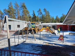 Kaivinkone kävi kaivamassa kaivon esiin päiväkodin pihalta.