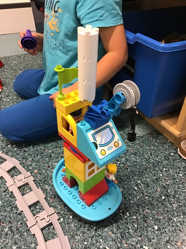 Duplo legoista rakennettu nosturi.