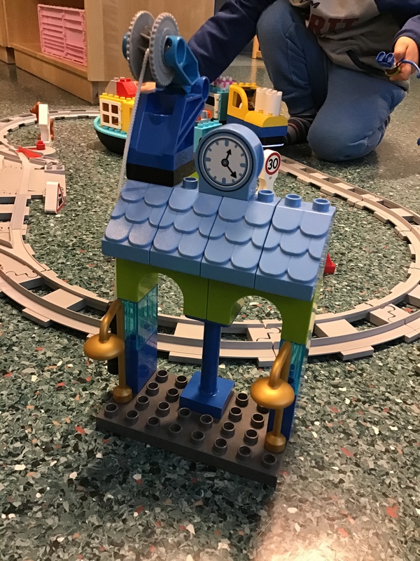 Duplolegoista rakennettu juna-asema.