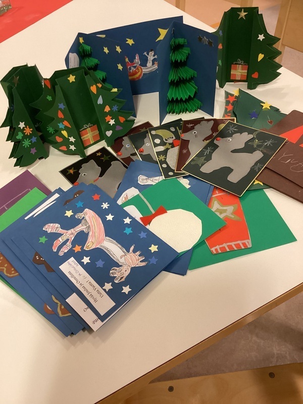 Päiväkodin lapset ovat askarrelleet joulukortteja palvelutalon vanhuksille.