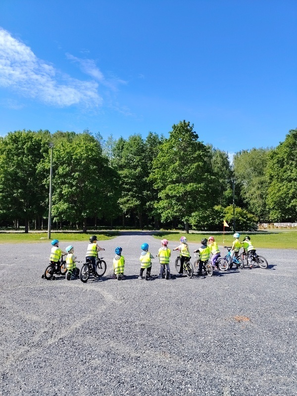 Iso joukko reippaita pyöräilijöitä 🚲