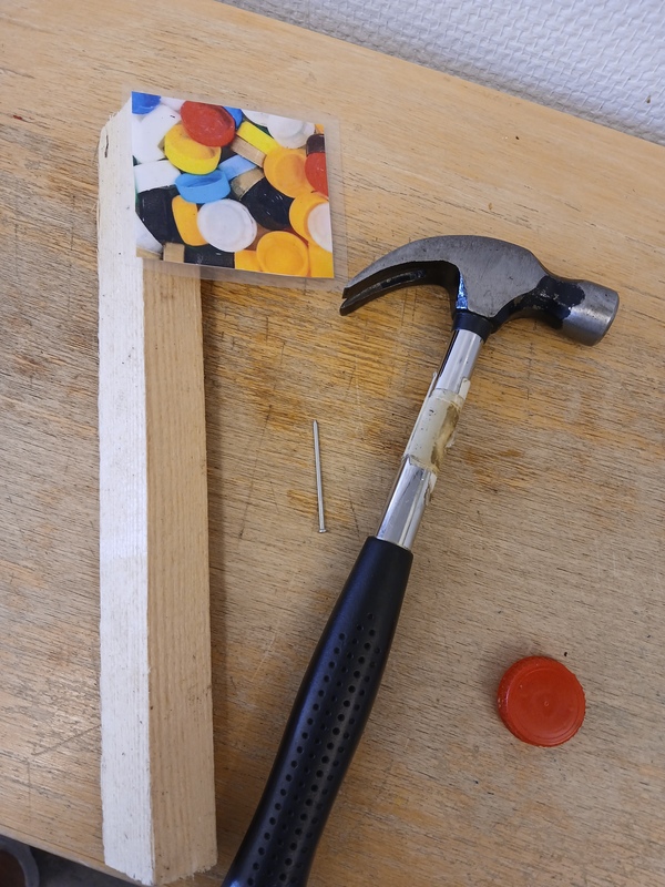 I mulleskogen fundera vi på hur länge det räcker för olika saker att förmultna: bananskal, smörgås, plast, metall, glas.... Vi grävde ner några,saker och märka ut dem med käppar med bilder. I vår skall vi gräva upp dem och kolla om det hänt någonting??