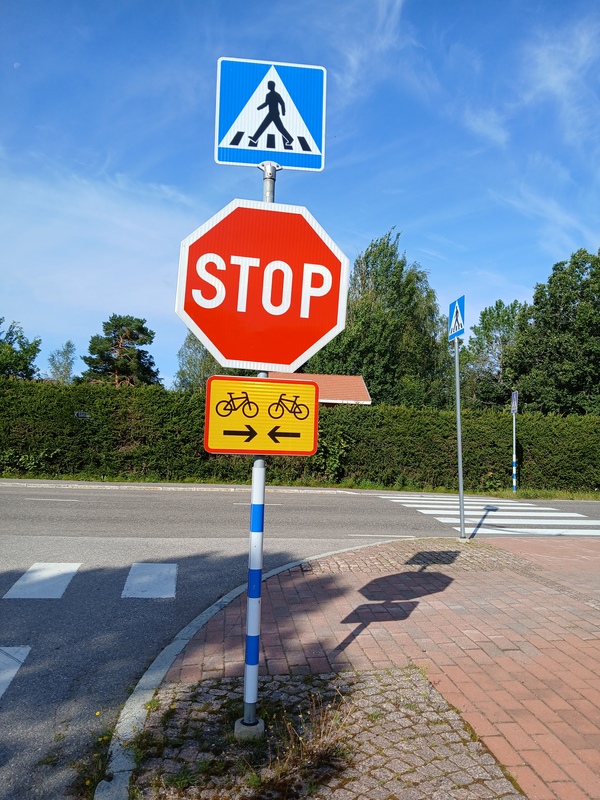 VI hittade många trafikmärken, då vi var på promenad. Barnen fotograferade dem.