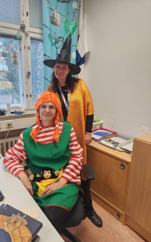 Lukujuhlan tunnelmissa rehtorit Taina ja Jaana sekä tietysti koko koulun väki toivottavat hyvää ja tekstintäyteistä syyslomaa!