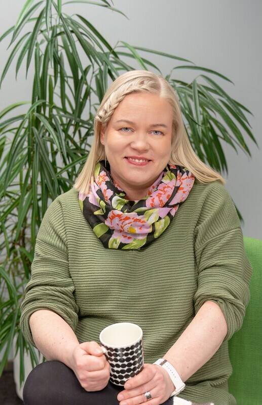 Kuvassa Maarit Suoperä, joka opettaa kansalaisopistossamme kotitalouskursseja.