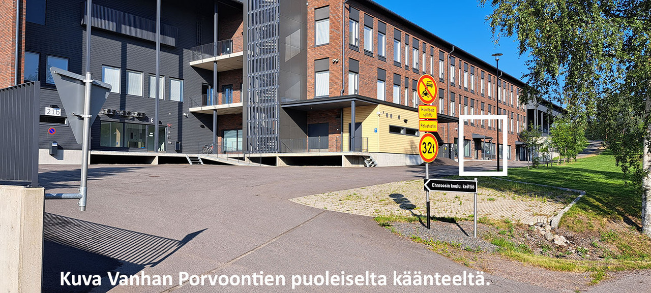 Kuvassa Ehnroosin koulun D-oven sijainti Vanhan Porvoontien puolella.