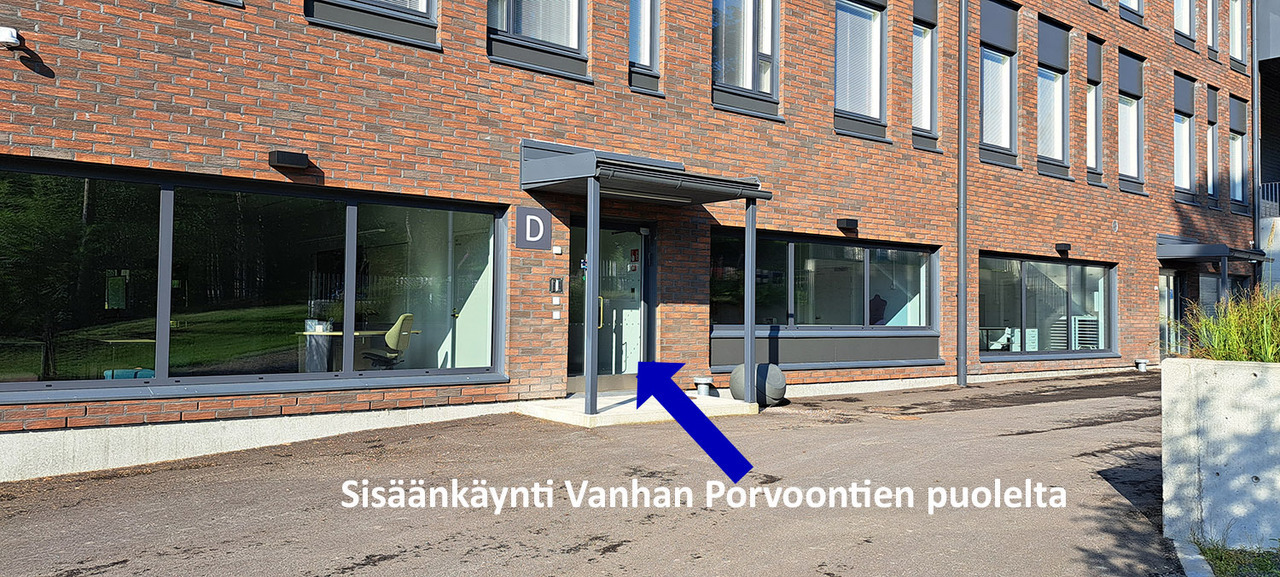 Kuvassa on Ehnroosin koulun D-oven sisäänkäynti.