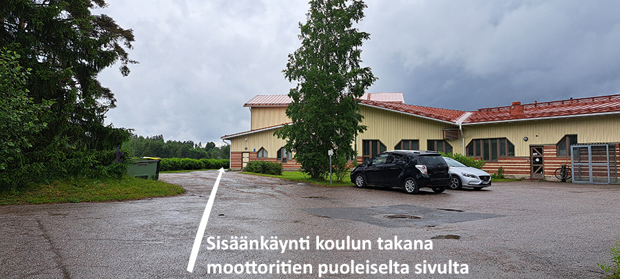 kuvassa ohjeistetaan nuolen avulla kulku liikuntakurssien sisäänkäynnille.