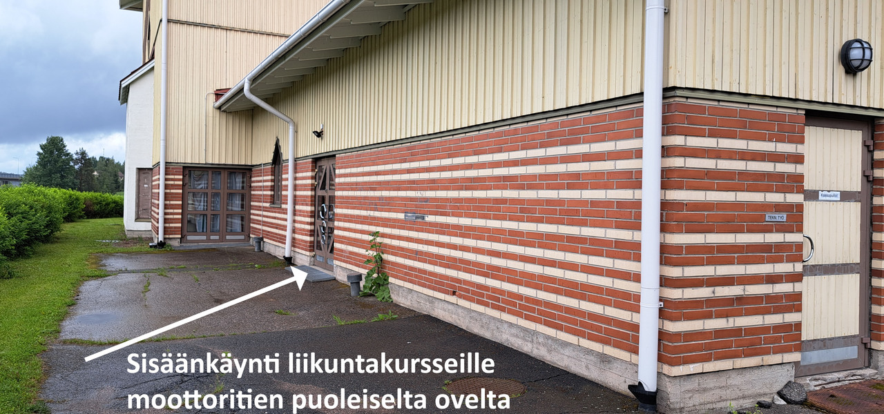 Kuvassa Hepolan koulun liikuntasalin sisäänkäynti