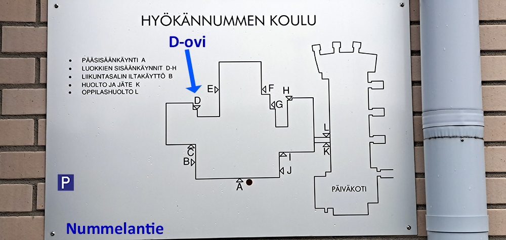 Kuvassa Hyökännummen koulun opastaulu sisäänkäynneistä