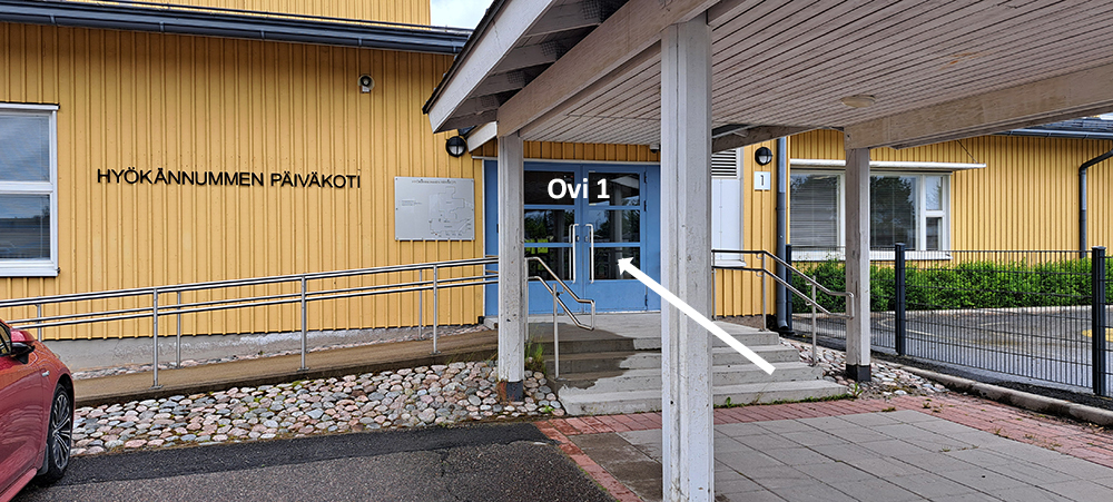 Kuvassa Hyökännummen päiväkodin ovi 1, josta on kulku liikuntakursseille.