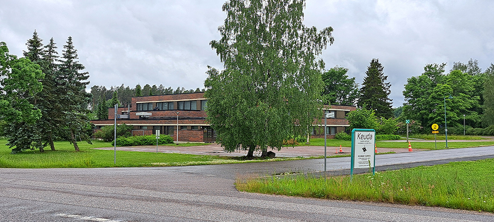 Kuvassa Keudan Saaren toimipisteen Uusikartano -rakennus Pohjoisen Pikatien suunnalta kuvattuna.