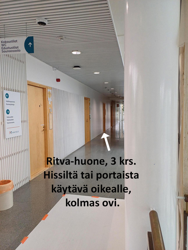Ritva-huone löytyy kolmannen kerroksen käytävältä. Hissistä tai portaista käänny oikealla olevalla käytävälle, Ritva-huone on kolmas ovi oikealla. Kuva Aline Rintala.