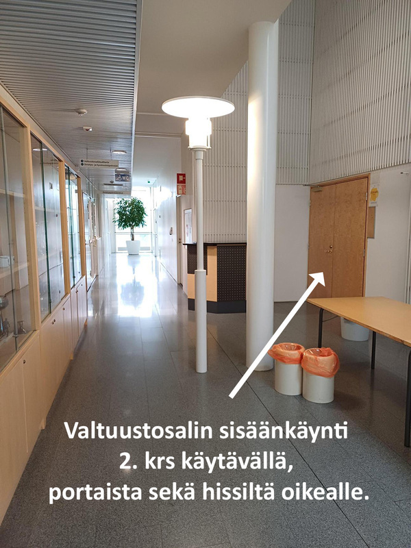 Kuvassa valtuustosalin sijainti kunnantalon toisessa kerroksessa. Kuva Aline Rintala.