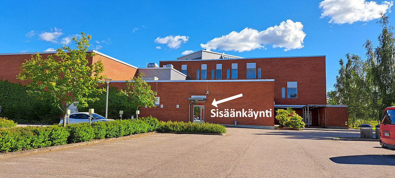 Kuvassa Mäntsälän lukion sisäänkäynti kansalaisopistomme kursseille.